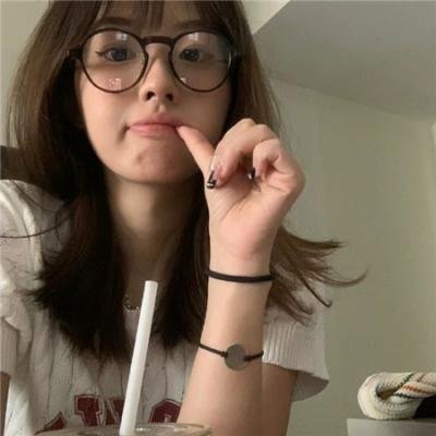 系红裤带的女人